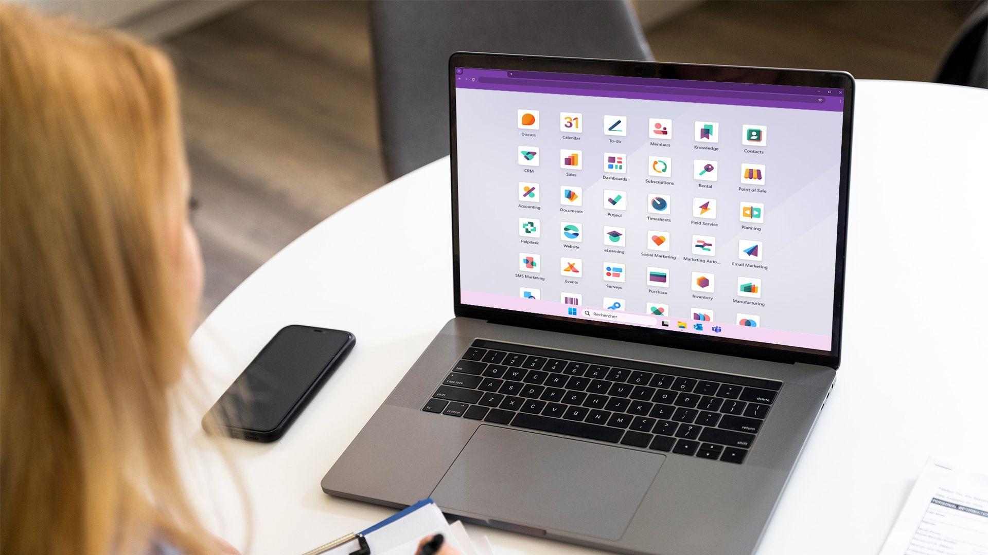 une comptable utilisant l'ERP odoo odoo